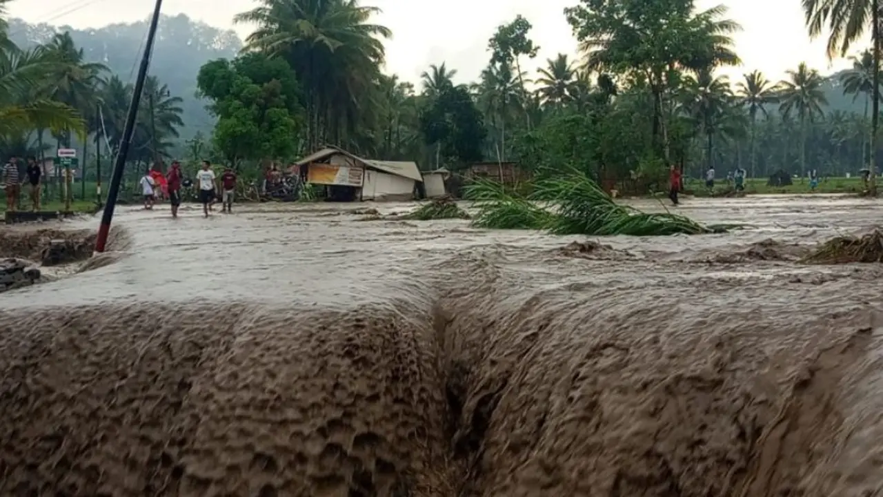 Petugas Pos Pengamatan Gunung Semeru mencatat terjadinya getaran banjir lahar hujan Gunung Semeru.