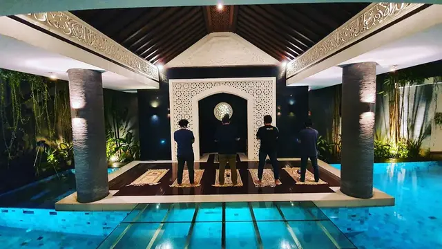 6 Potret Musala Ary Ginanjar yang Curi Perhatian, Di Atas Kolam Renang