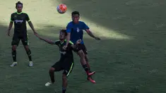 Gelandang Sriwijaya FC, Slamet Budiono (kanan), berebut bola dengan pemain Pespa FC pada laga uji coba di Lapangan Yoga Perkanthi, Bali, Rabu (15/2/2017). Sriwijaya FC kalah 0-1 dari Pespa FC. (Bola.com/Vitalis Yogi Trisna) 