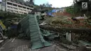 Kondisi sekitar area rumah peristirahatan yang roboh akibat longsor di kawasan Ciloto, Cianjur, Jawa Barat, Sabtu (31/3). Sejumlah perbaikan mulai dilakukan oleh pihak terkait. (Liputan6.com/Helmi Fithriansyah)