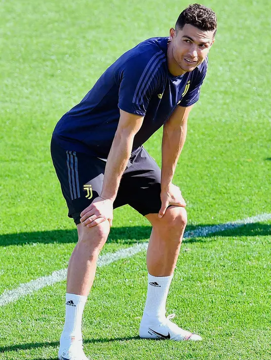 Penyerang Juventus, Cristiano Ronaldo saat mengikuti sesi latihan tim di Juventus sport center,Turin, Italia (15/4). Pada leg pertama babak perempatfinal Liga Champions Juventus dan Ajax bermain imbang 1-1 di Amsterdam. (Alessandro Di Marco/ANSA via AP)