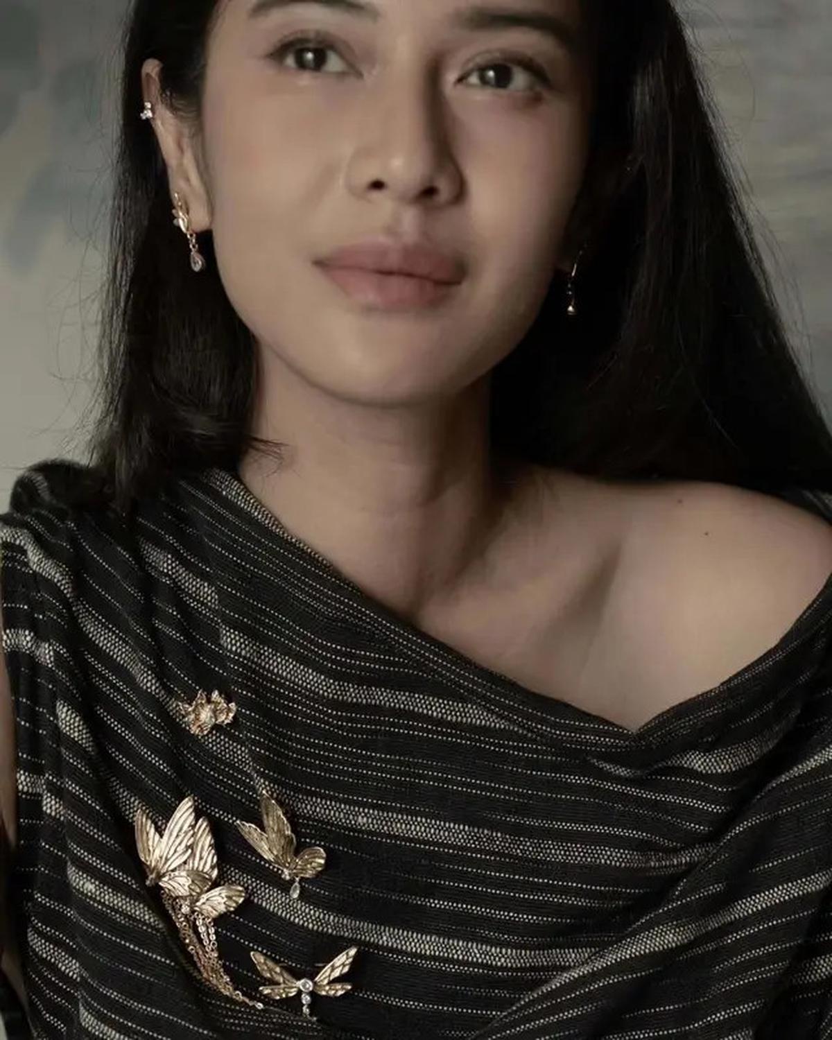 Intip Gaya Dian Sastro Pakai Bros, Jadi Fashion Statement yang Berkarakter