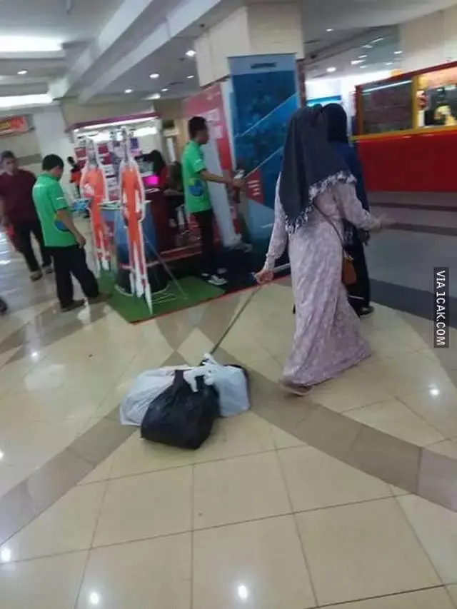 6 Aksi Absurd Emak-Emak Belanja Keperluan Lebaran di Mal, Kocak