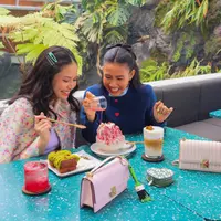 Baru-baru ini, keduanya kembali menjadi sorotan publik setelah menghabiskan waktu bersama. Mereka terlihat menikmati momen piknik dalam balutan OOTD yang super memikat, head to toe in Kate Spade New York. [Kate Spade]