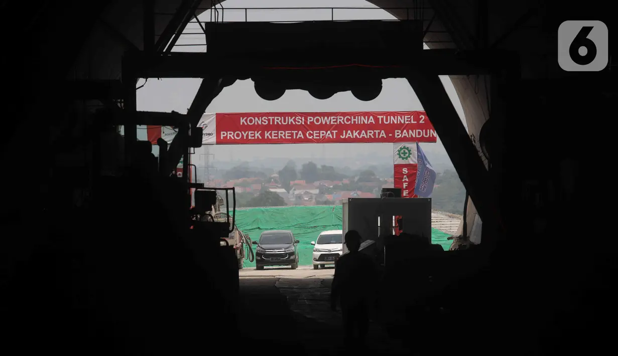 Suasana proyek Tunnel 2 Kereta Cepat Jakarta-Bandung di Desa Bunder, Jatiluhur, Kabupaten Purwakarta, Jawa Barat, Kamis (27/1/2022). Pengerjaan Tunnel 2 menjadi salah satu titik konstruksi yang mempunyai tantangan tinggi karena berada di tanah lempung (clay shale). (Liputan6.com/Herman Zakharia)