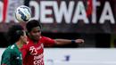 Aksi Ilham Udin gelandang Bali United (kanan) saat melawan PSS Sleman pada turnamen sepak bola Bali Island 2016 di Stadion Gelora Samudra, Kuta Bali, Selasa (23/2/2016). (Bola.com/Peksi Cahyo)