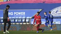 Kiper Liverpool Alisson Becker dan bek Ozan Kabak tampak kecewa usai striker Leicester City mencetak gol dalam laga lanjuta Liga Inggris di King Power Stadium, Sabtu (13/2/2021). (Michael Regan/Pool Photo via AP)