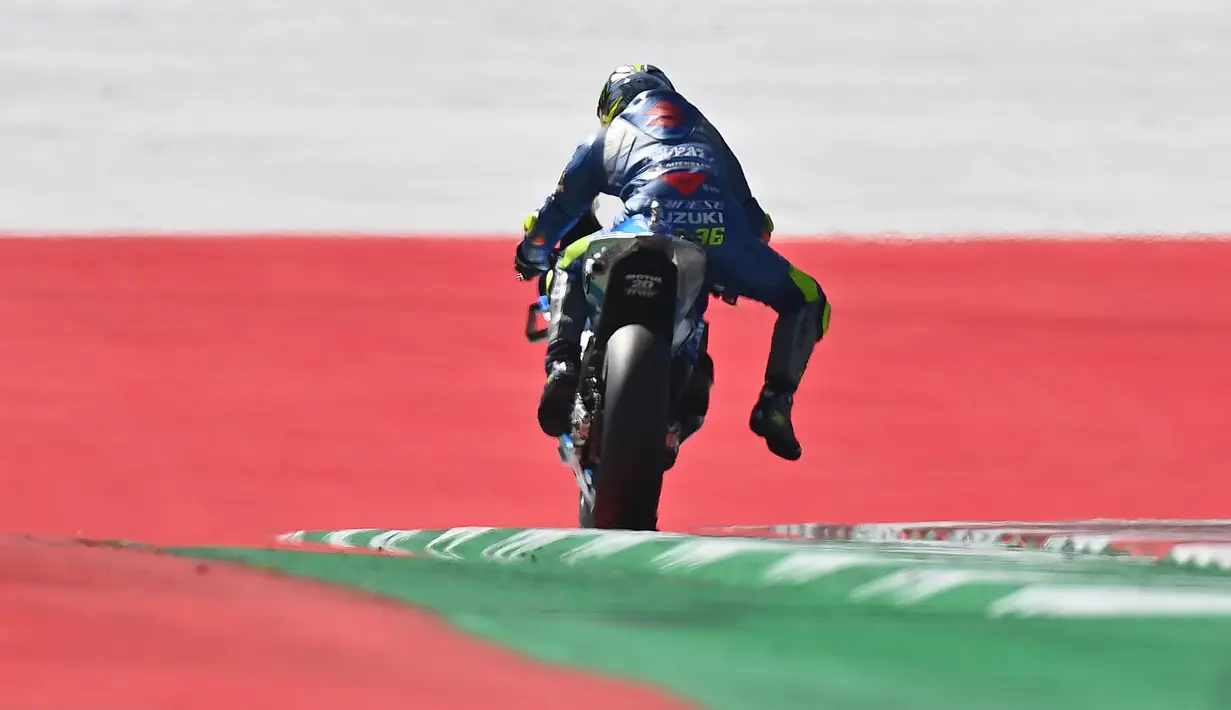 Pembalap Suzuki ECSTAR, Joan Mir, saat mengikuti latihan bebas (FP3) MotoGP Styria di Sirkuit Red Bull Ring, Austria, Sabtu (22/8/2020). Joan Mir finis pertama pada FP3 MotoGP Styria dengan catatan waktu 1 menit 23,456 detik. (AFP/Joe Klamar)