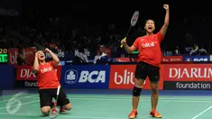 Ganda puteri Indonesia, Anggia Shitta Awanda/Mahadewi Istirani Ni Ketut melakukan selebrasi usai mengalahkan Jung Kyung Eun/Shin Seung Chan (Korsel) di 16 besar BCA Indonesia Open 2016, Jakarta, Kamis (2/6/2016). (Liputan6.com/Helmi Fithriansyah)