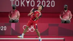 Tunggal putra Indonesia Anthony Sinisuka Ginting mengembalikan kok ke arah Gergely Krausz dari Hungaria pada laga pertama cabang bulu tangkis tunggal putra Grup J Olimpiade Tokyo 2020 di Musashino Forest Plaza, Minggu (25/7/2021).  Anthony Ginting menang 21-13 dan 21-8. (AP Photo/Dita Alangkara)