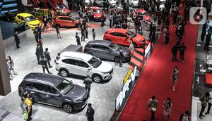 Pengunjung menghadiri pembukaan pameran Indonesia International Motor Show (IIMS) 2023 di Jiexpo Kemayoran, Jakarta, Kamis (16/2/2023). IIMS 2023 yang berlangsung pada 16-26 Februari menghadirkan 165 brand otomotif mencakup merek kendaraan roda empat, roda dua, dan kendaraan listrik. (merdeka.com/Iqbal S. Nugroho)