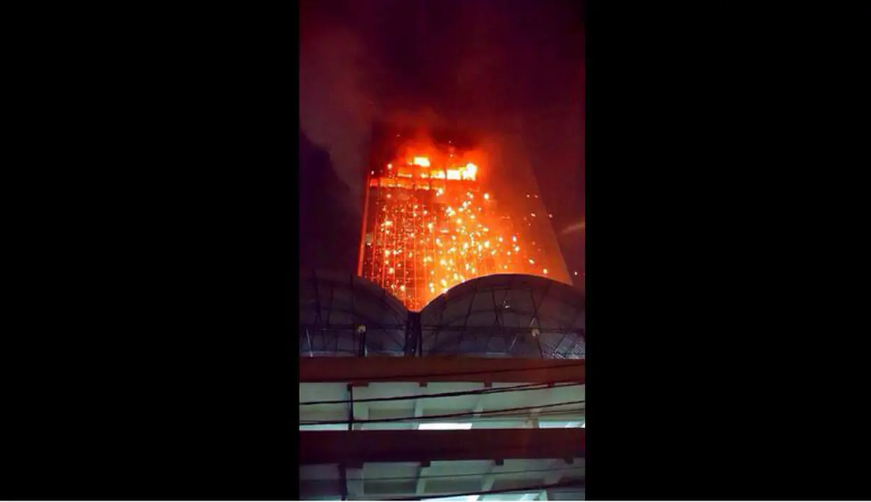 Penampakan Wisma Kosgoro yang mengalami kebakaran, Jakarta, Senin (9/3/2015). Tingginya gedung dan hembusan angin yang kencang membuat api sulit untuk dipadamkan (Twitter.com)