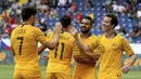 Para pemain Australia merayakan gol saat melawan Republik Ceska pada laga uji coba di St Poelten, Austria, (1/6/2018). Australia menang 4-0. (AP/Ronald Zak)