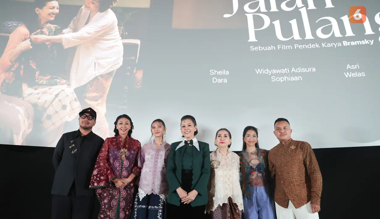 Program Director Bakti Budaya Djarum Foundation Renitasari Adrian bersama para pemeran film pendek Jalan Pulang, Sheila Dara Aisha, Widyawati, Asri Welas, dan Sharon Sitania, menghadiri konferensi pers di Jakarta, Rabu (22/7/2026). Film ini mengangkat kebaya sebagai bagian dari identitas budaya yang menyimpan nilai dan cerita lintas generasi. (KLY/Budy Santoso)