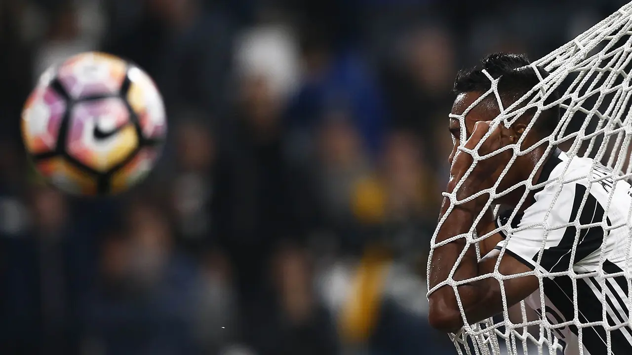Juventus menolak pendekatan Chelsea untuk Alex Sandro. 