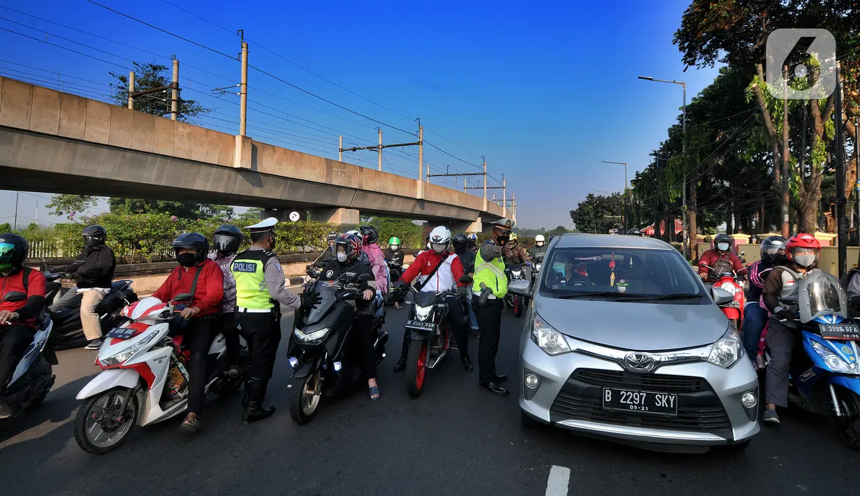 Petugas memeriksa identitas pengendara dalam rangka Pemberlakuan Pembatasan Kegiatan Masyarakat (PPKM) Darurat di pos penyekatan Pasar Jumat, Jakarta, Sabtu (3/7/2021). Polda Metro Jaya menyiapkan 63 titik penyekatan selama penerapan PPKM Darurat di Jakarta dan sekitarnya. (merdeka.com/Arie Basuki)