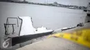 Kondisi bangkai kapal motor Zahro yang mulai tenggelam di pelabuhan Muara Angke, Jakarta, Selasa (3/1). Pengangkatan kapal Zahro ini direncanakan menggunakan dua metode, yaitu dengan alat berat dan metode pelampung. (Liputan6.com/Faizal Fanani)