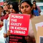 Sejumlah wanita India menunjukkan poster saat aksi protes kasus perkosaan di Ahmadabad, India (16/4). Protes ini dipicu karena perkosaan dan pembunuhan yang menimpa seorang gadis berusia 8 tahun. (AP Photo / Ajit Solanki)