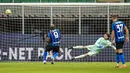 Striker Inter Milan, Romelu Lukaku, mencetak gol lewat tendangan penalti ke gawang AC Milan pada laga perempat final Coppa Italia di Giuseppe Meazza, Selasa (26/1/2021). Inter Milan menang dengan skor 2-1. (AP/Antonio Calanni)