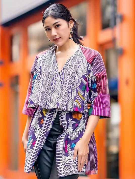 Erina menghadirkan padu padan menarik mengenakan tenun dari Lombok. Innerwear hitam, dilapisinya dengan atasan tenun bernuansa keunguan. Foto: Instagram.