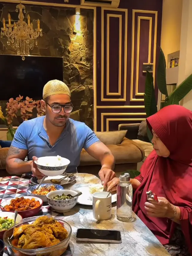 Potret Ruang Makan Rumah Robby Purba (Foto: Instagram @robbypurba)