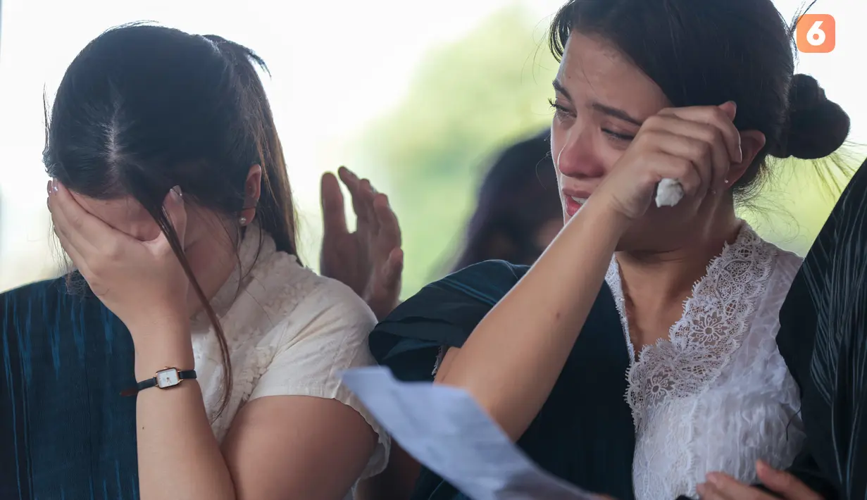 Marsha Aruan menyeka air mata saat mengikuti prosesi pemakaman ibundanya, Lisa Diana Tambunan, di TPU Tanah Kusir, Kebayoran Lama, Jakarta Selatan, Rabu (21/10/2026). (KLY/Budy Santoso)