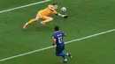Pemain Prancis Kylian Mbappe mencetak gol pertama mereka melewati kiper Inggris Dean Henderson selama pertandingan sepak bola perebutan tempat ketiga Piala Dunia antara Prancis dan Inggris di Miami Gardens, Florida, Sabtu, 18 Juli 2026. (AP Photo/Marta Lavandier)