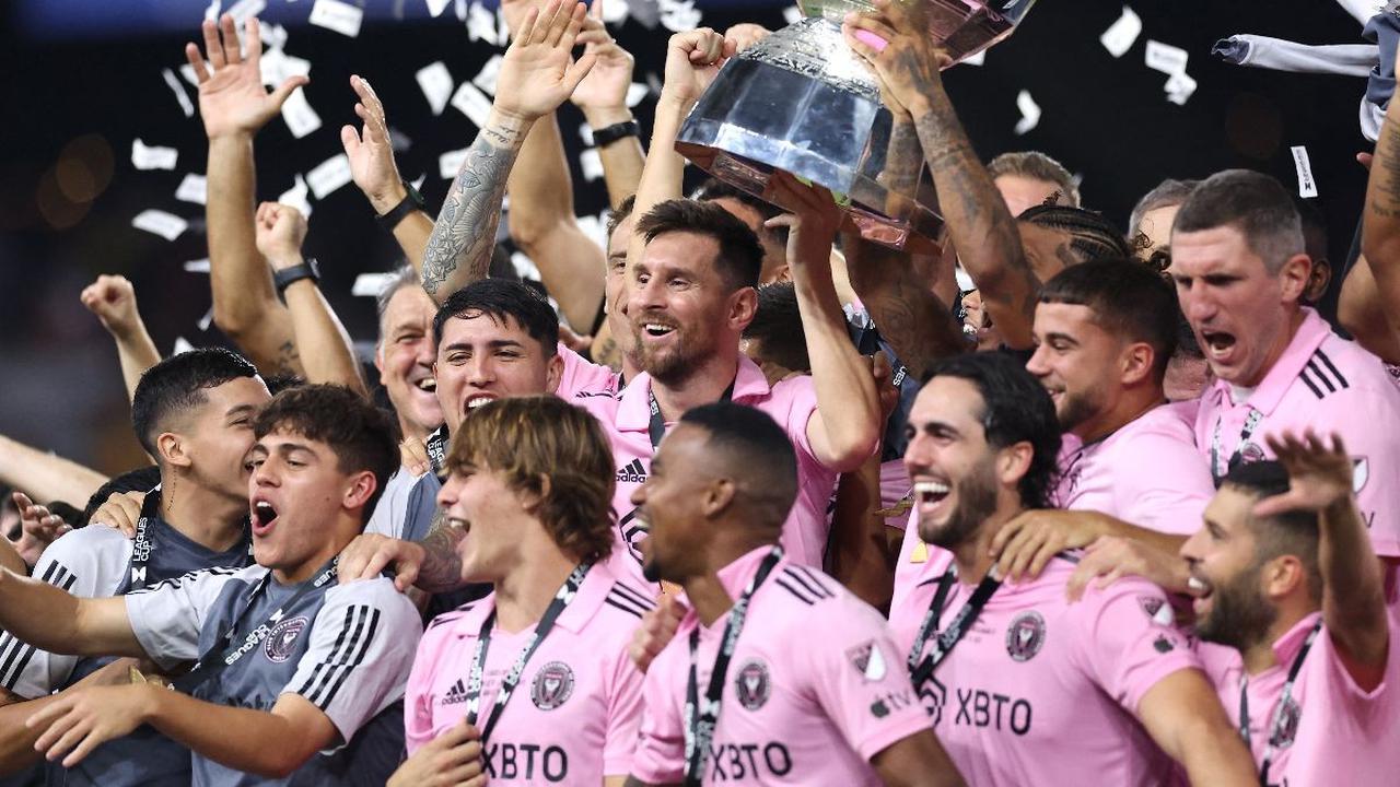 Para pemain Inter Miami mengangkat trofi saat merayakan kemenangan perdana dalam sejarah mereka di laga final Leagues Cup 2023 melawan Nashville SC di Taman Geodis, Nashville, pada Minggu (20/8/2023) pagi WIB.
