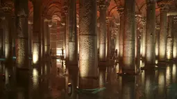 Pengunjung berjalan di sepanjang Basilica Cistern era Bizantium di Istanbul, Turki, Rabu, 27 Juli 2022. Struktur bawah tanan ini merupakan salah satu peninggalan arsitektur bernilai sejarah tinggi yang jadi kebanggaan Turki. (AP Photo/Emrah Gurel)