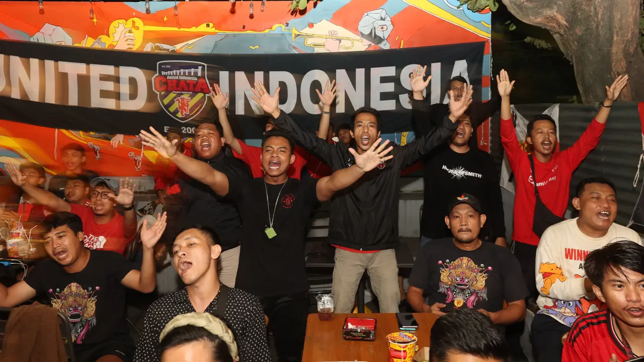 Dukungan penuh United Indonesia saat roaring night MU VS Arsenal di Giardino Cafe Tangerang, Minggu (12/5/24)