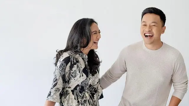 8 Ide Gaya Foto Prewedding ala Putri Tanjung, Modern hingga Adat Jawa