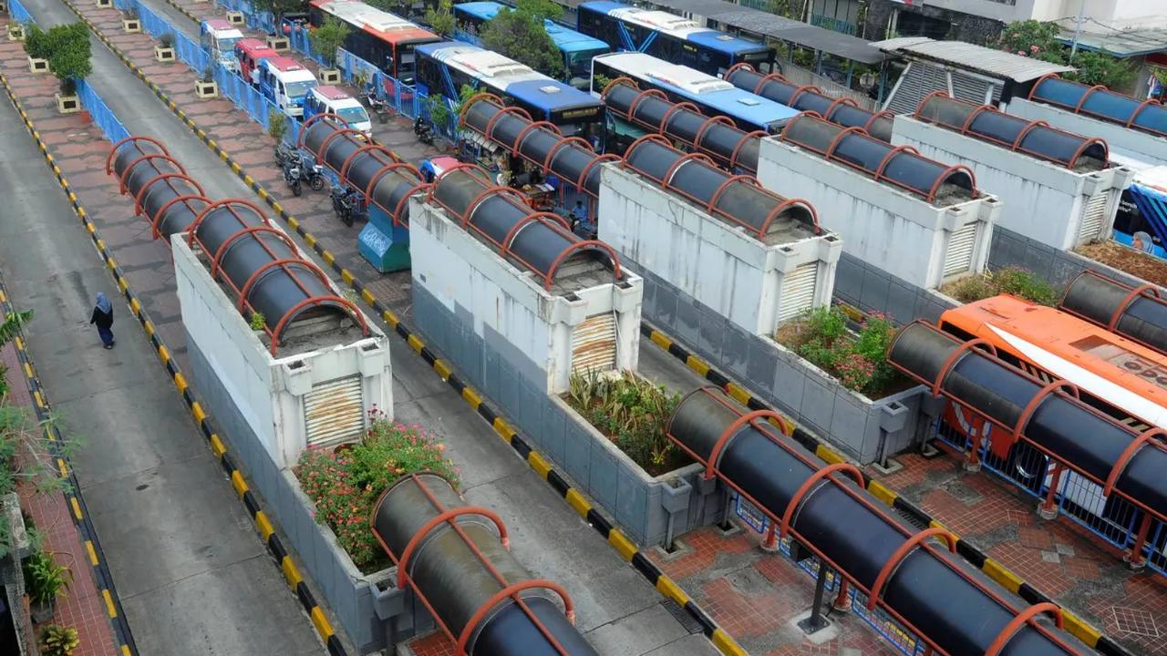 Aktivitas bus di terminal Blok M pun juga terlihat tak jauh berbeda dengan kondisi ruko-ruko yang sepi di dalamnya.