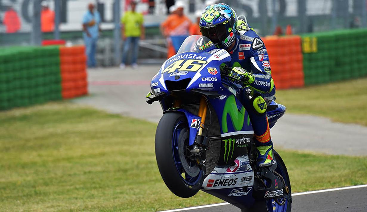 Aksi pebalap Italia, Valentino Rossi, mengangkat ban motor bagian depan usai berlaga pada MotoGP San Marino di Sirkuit Misano Adriatico, Italia. (AFP/Vicenzo Pinto)