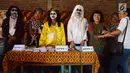 Petugas Kelompok Penyelenggara Pemungutan Suara (KPPS) memakai kostum horor pada pelaksanaan Pilkada Serentak 2018 di TPS 7 Randusari, Kota Semarang, Rabu (27/6). Suasana mistis juga dibangun dengan memutar musik bernuansa seram. (Liputan6.com/Gholib)