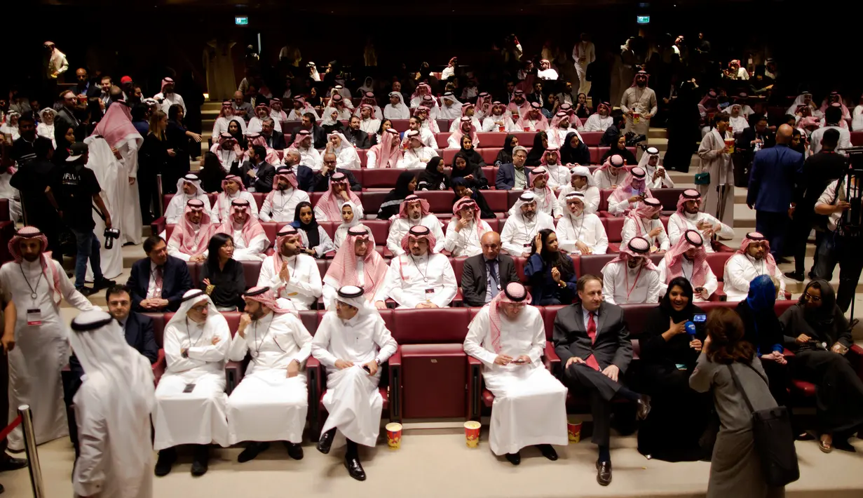 Tamu undangan menghadiri pemutaran pribadi film Black Panther menyambut peluncuran bioskop di King Abdullah Financial District Theatre, Riyadh, Rabu (18/4). Setelah pelarangan selama 35 tahun, bioskop kembali beroperasi di Arab Saudi. (AP/Amr Nabil)