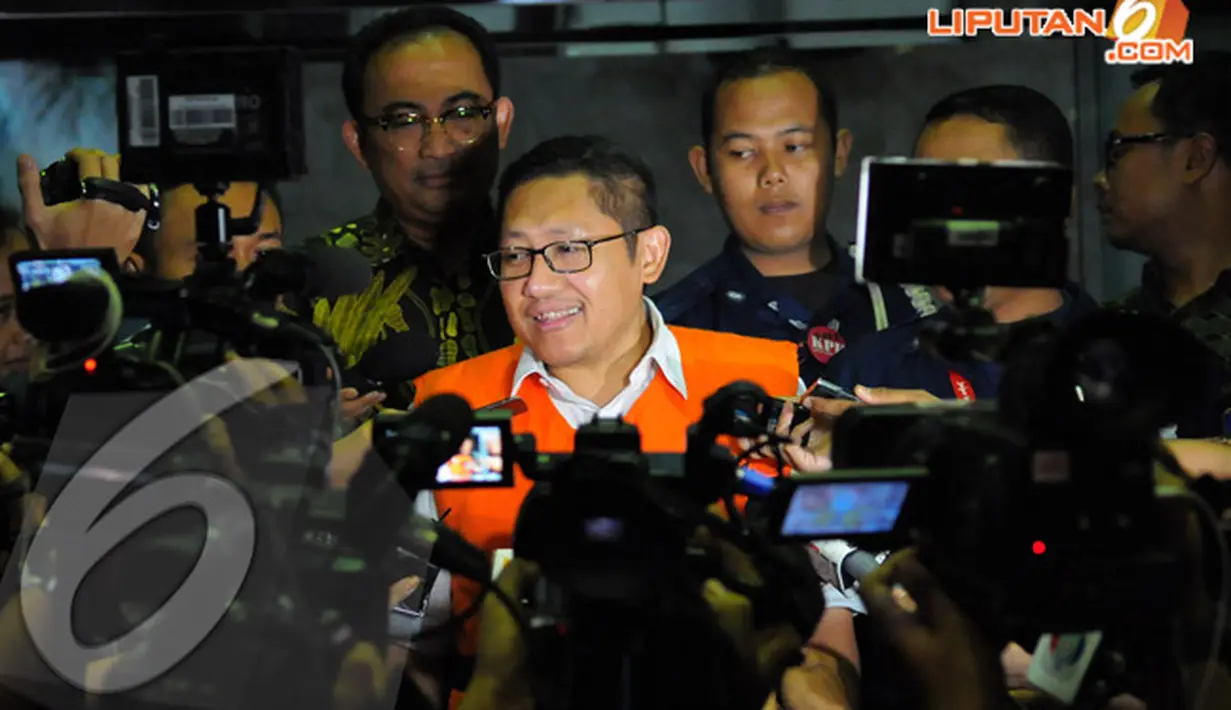 Anas Urbaningrum langsung dikerubuti wartawan usai menjalani pemeriksaan di gedung KPK Jakarta pada hari Jumat (11/4/2014) (Liputan6.com/Faisal R Syam).