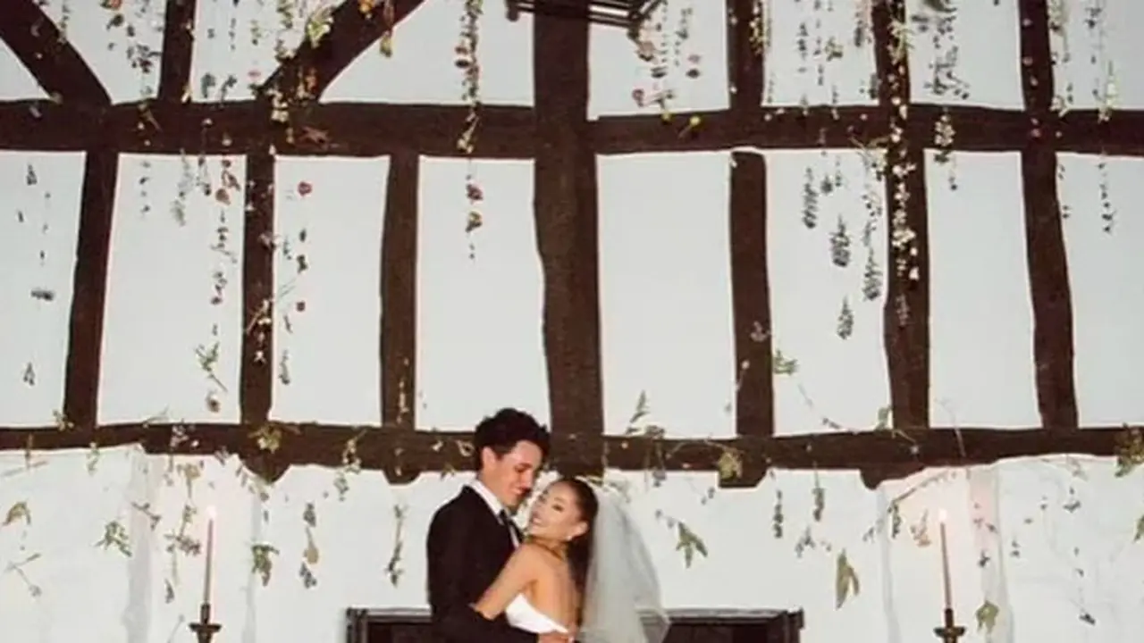 7 Potret Kebersamaan Ariana Grande dan Dalton Gomez yang Dikabarkan Bakal Cerai