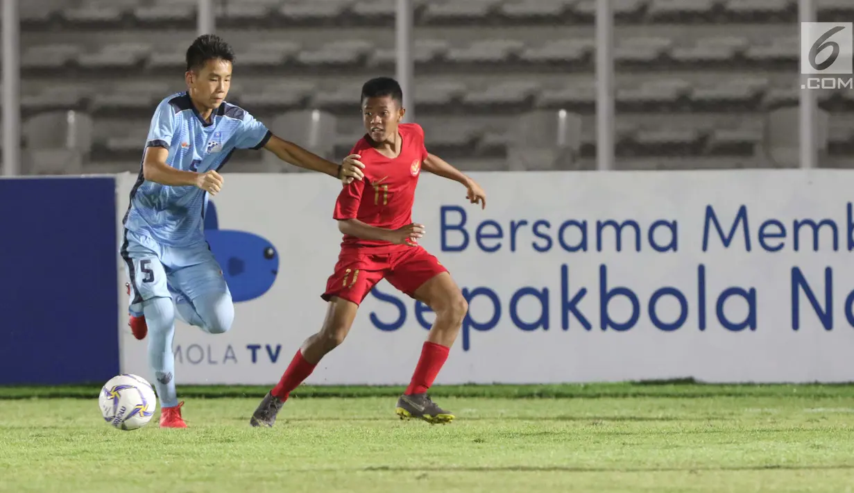 Penyerang Timnas Indonesia U-16, Ruy Arianto berebut bola dengan pemain Kepulauan Mariana Utara U-16, Akira Kadokura pada laga kualifikasi Piala AFC U-16 2020 Grup G di Stadion Madya Gelora Bung Karno, Jakarta, Rabu (18/9/2019). Indonesia U-16 unggul 15-1. (Liputan6.com/Helmi Fithriansyah)