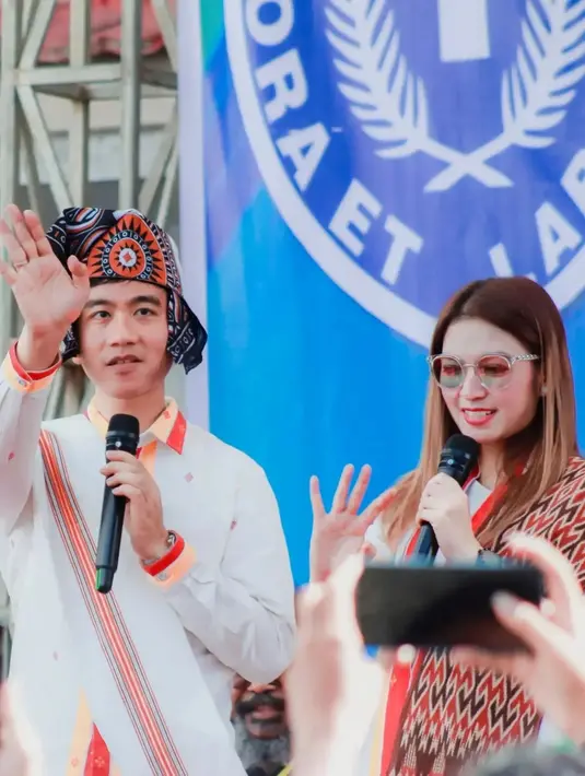Lihat betapa menariknya penampilan Gibran dan Selvi dalam foto ini. Keduanya mengenakan outfit putih dengan sentuhan wastra. [Foto: Instagram/selvie_ananda_]