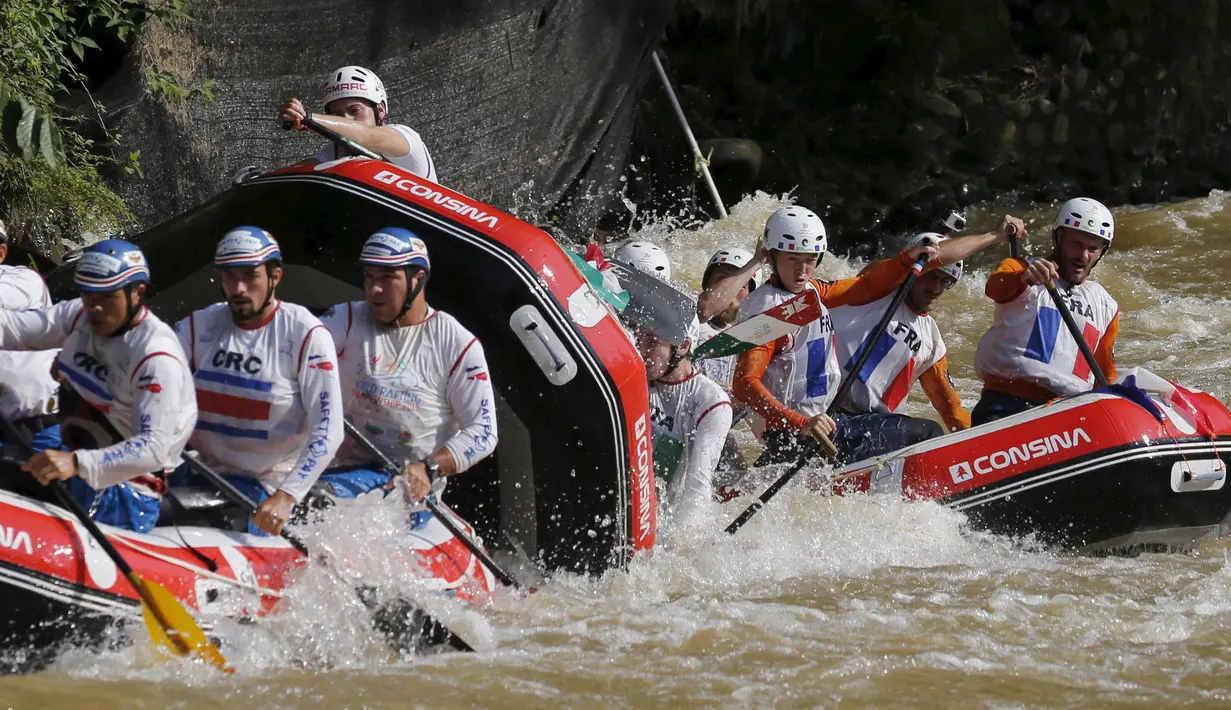 Tim Arung Jeram dari negara Kroasia,Italia dan Perancis (ki-ka) bersaing di Kejuaraan Dunia Arung Jeram 2015, Sukabumi, Jawa Barat, (7/12). Sebanyak 23 negara dari berbagai belahan benua mengikuti kejuaraan dunia ini. (REUTERS/Beawiharta)