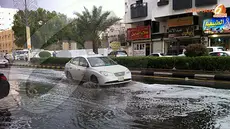 Derasnya hujan membuat jalanan di Mekah masih digenangi  meskipun hujan telah reda (Media Center Haji/MCH).
