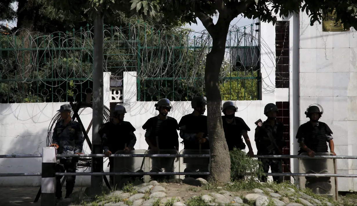 Polisi berjaga di gedung parlemen jelang Presiden Ram Baran Yadav mengesahkan konstitusi baru di Kathmandu, Nepal, Minggu (20/9/2015). Kampanye menciptakan negara modern di Nepal sudah dimulai lebih dari 65 tahun yang lalu. (REUTERS/Navesh Chitrakar)