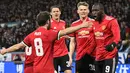 Striker Manchester United, Romelu Lukaku bersama rekan setimnya merayakan gol ke gawang Huddersfield Town dalam pertandingan putaran kelima Piala FA di John Smith's Stadium, Minggu (18/2). Lukaku memborong dua gol kemenangan MU. (Oli SCARFF/AFP)