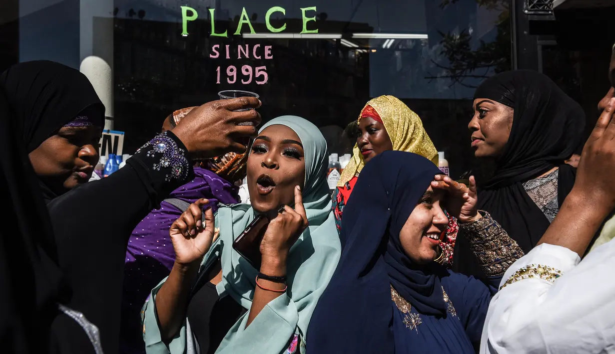 Ekspresi wanita muslimah usai melaksanakan salat Idul Fitri di luar Masjid at-Taqwa, Brooklyn, New York City, Amerika Serikat, Selasa (4/6/2019). Hari Raya Idul Fitri 1440 Hijriah di Amerika Serikat jatuh pada hari Selasa, 4 Juni 2019. (Stephanie Keith/Getty Images North America/AFP)