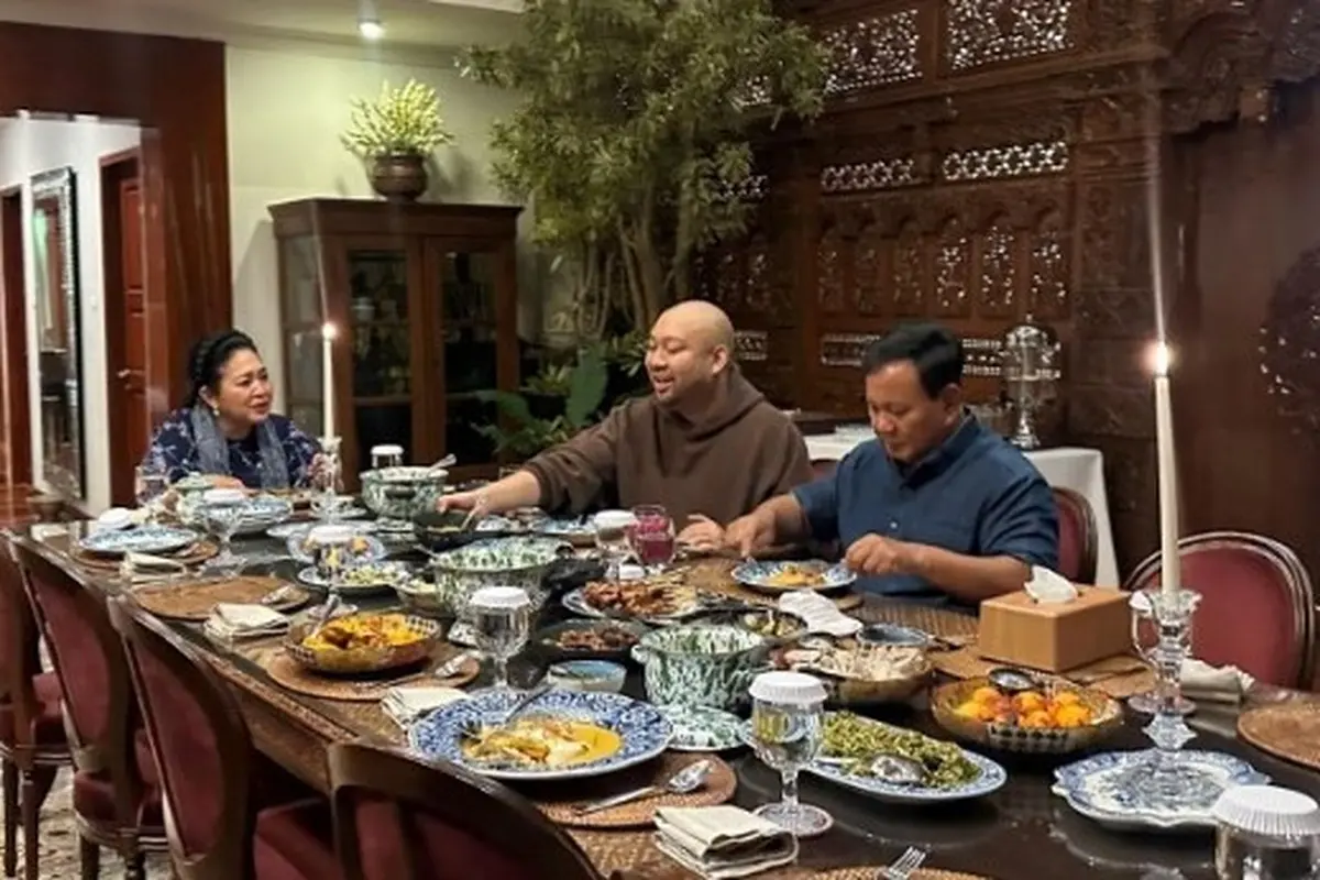 Prabwo Subianto bagikan momen makan malam bersama dengan anaknya, Didit Hediprasetyo dan mantan istri, Siti Hediati Haryadi. (Istimewa)