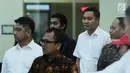 Anggota Komisi I DPR dari Fraksi Golkar, Fayakhun Andriadi (kedua kanan) usai diperiksa di gedung KPK, Jakarta, Selasa (10/10). Fayakhun diperiksa sebagai saksi kasus dugaan suap pengadaan satelit monitoring di Bakamla. (Liputan6.com/Helmi Fithriansyah)