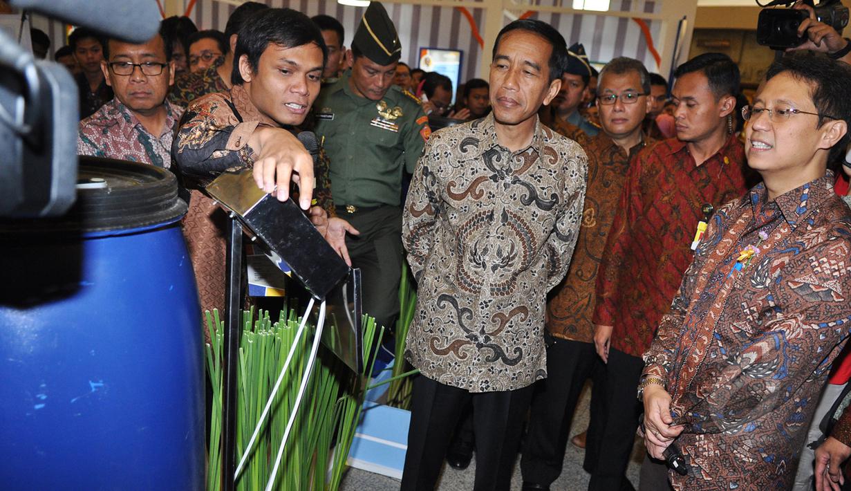 Seorang wirausaha memperlihatkan produknya kepada Presiden Jokowi di Jakarta Convention Centre (JCC), Jakarta, Kamis (12/3/2015). GKN 2015 diikuti oleh ratusan wirausaha muda dan ribuan mahasiswa sebagai calon wirausaha. Liputan6.com/Faizal Fanani)