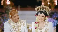 Denny Caknan telah meresmikan hubungannya dengan Bella Bonita. Kabar ini disampaikan lewat unggahan foto pernikahan keduanya yang sontak menghebohkan jagat media sosial. Mari kita lihat gaya pengantin Jawa yang satu ini. Foto: Instagram.