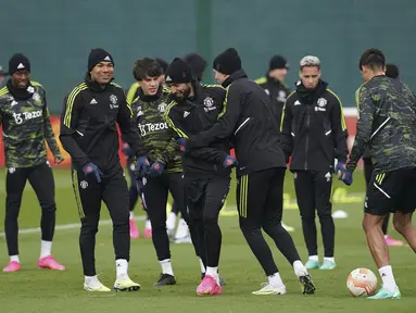 Para pemain Manchester United saat mengikuti sesi latihan tim di AON Training Complex, Carrington, Inggris, Rabu 12 April 2023. (Nick Potts/PA via AP)