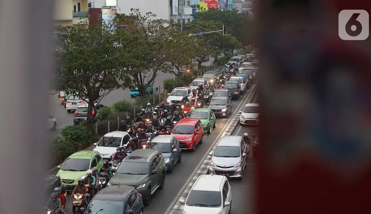 Kendaraan terjebak kemacetan di Jalan Margonda Raya, Depok, Jawa Barat, Sabtu (26/10/2019). Tingginya volume kendaraan menyebabkan jalan utama di Kota Depok tersebut tetap mengalami kemacetan, meski pengoperasian Jalan Tol Cijago Seksi II telah dilakukan. (Liputan6.com/Immanuel Antonius)